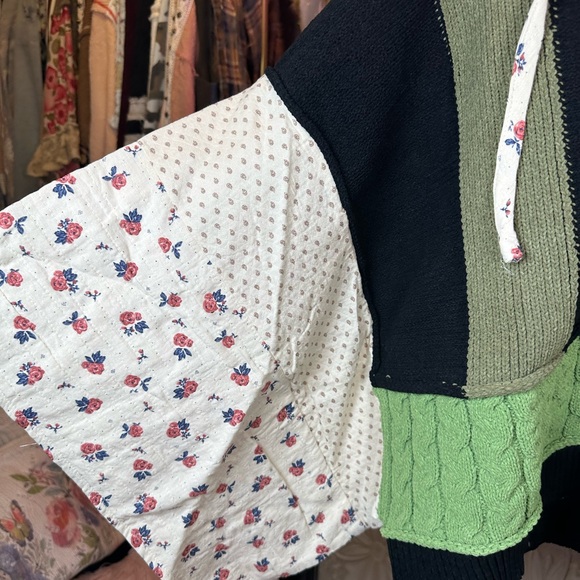 NWT POL MULTI TEXTURED COLOR
BLOCK V-NECK HOODIE
SWEATER - Picture 5 of 8